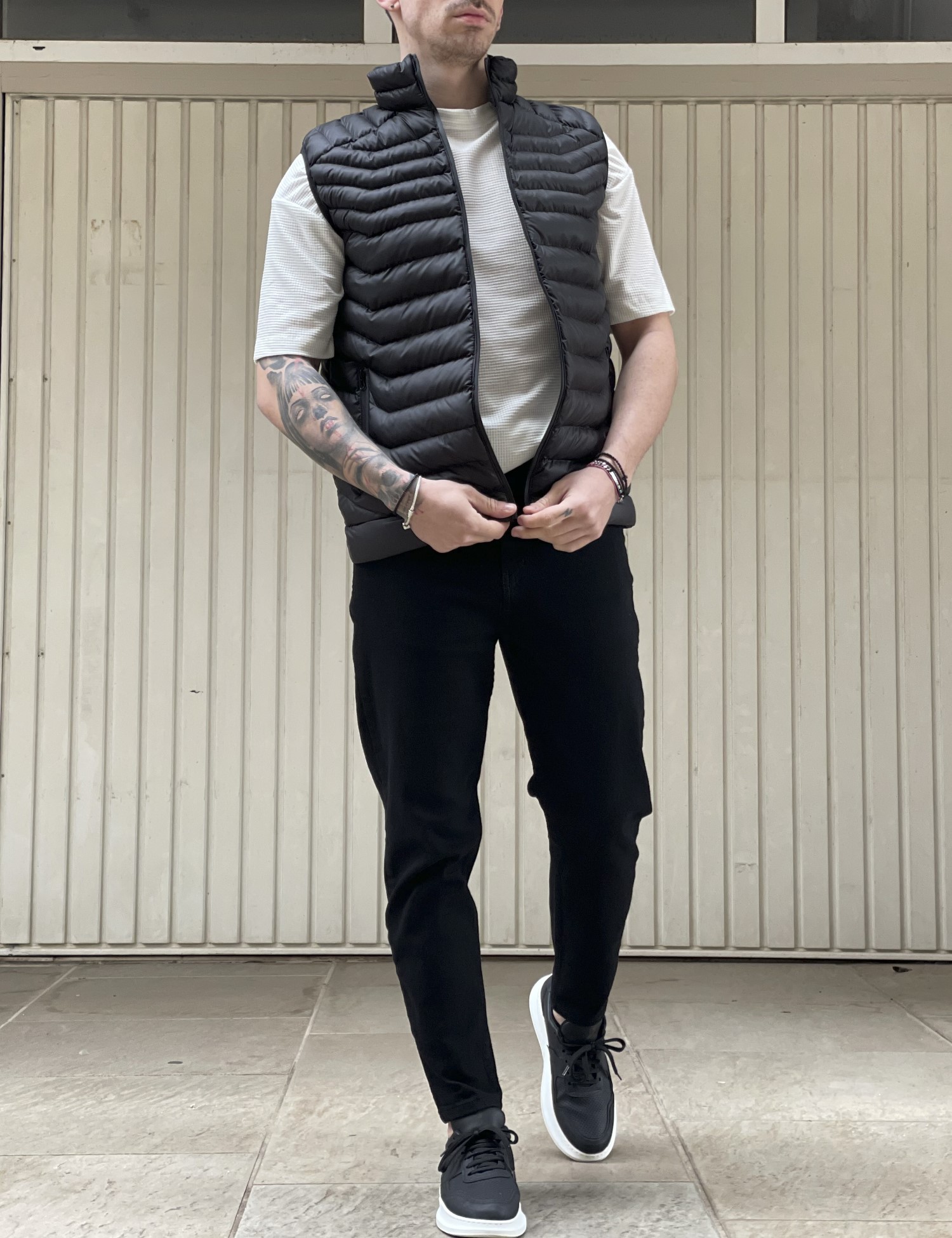 Ανδρικό μαύρο αμάνικο μπουφάν καπιτονέ 3417 φωτογραφία